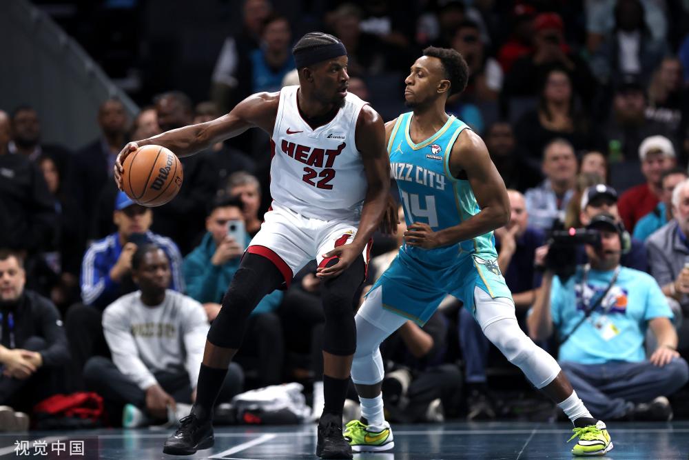 示出巨大的 示出巨大的